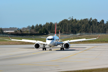 HB-JBF · Bombardier CSeries CS100 · (OPO / LPPR)