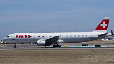 HB-IOM · Airbus A321-212 · (LIS / LPPT)