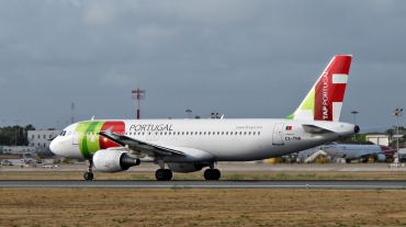 CS-TNK · Airbus A320-214 · (FAO / LPFR)