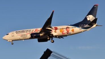 XA-JOY · Boeing 737-852 · (YUL / CYUL)