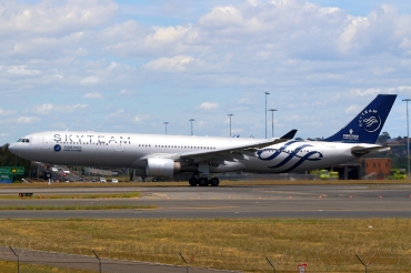 B-5928 · Airbus A330-323 · (SYD / YSSY)