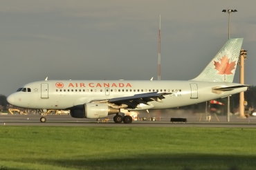 C-FYKR · Airbus A319-114 · (YUL / CYUL)