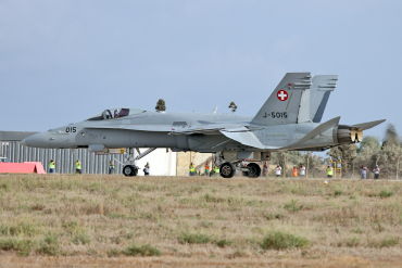 J-5015 · McDonnell Douglas F/A-18C Hornet · (MLA / LMML)