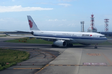 B-6130 · Airbus A330-243 · (KIX / RJBB)