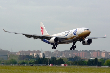 B-6076 · Airbus A330-243 · (MAD / LEMD)