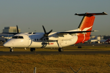VH-TQR · Bombardier Dash 8-102 · (SYD/YSSY)