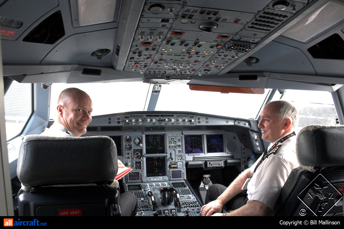 VH-EBB · Airbus A330-202 · (SYD / YSSY)