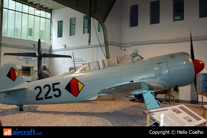 225 · Yakovlev Yak-11 · (GWW / EDUG)