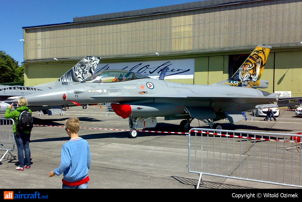 671 · General Dynamics F-16AM · (SVG / ENZV)