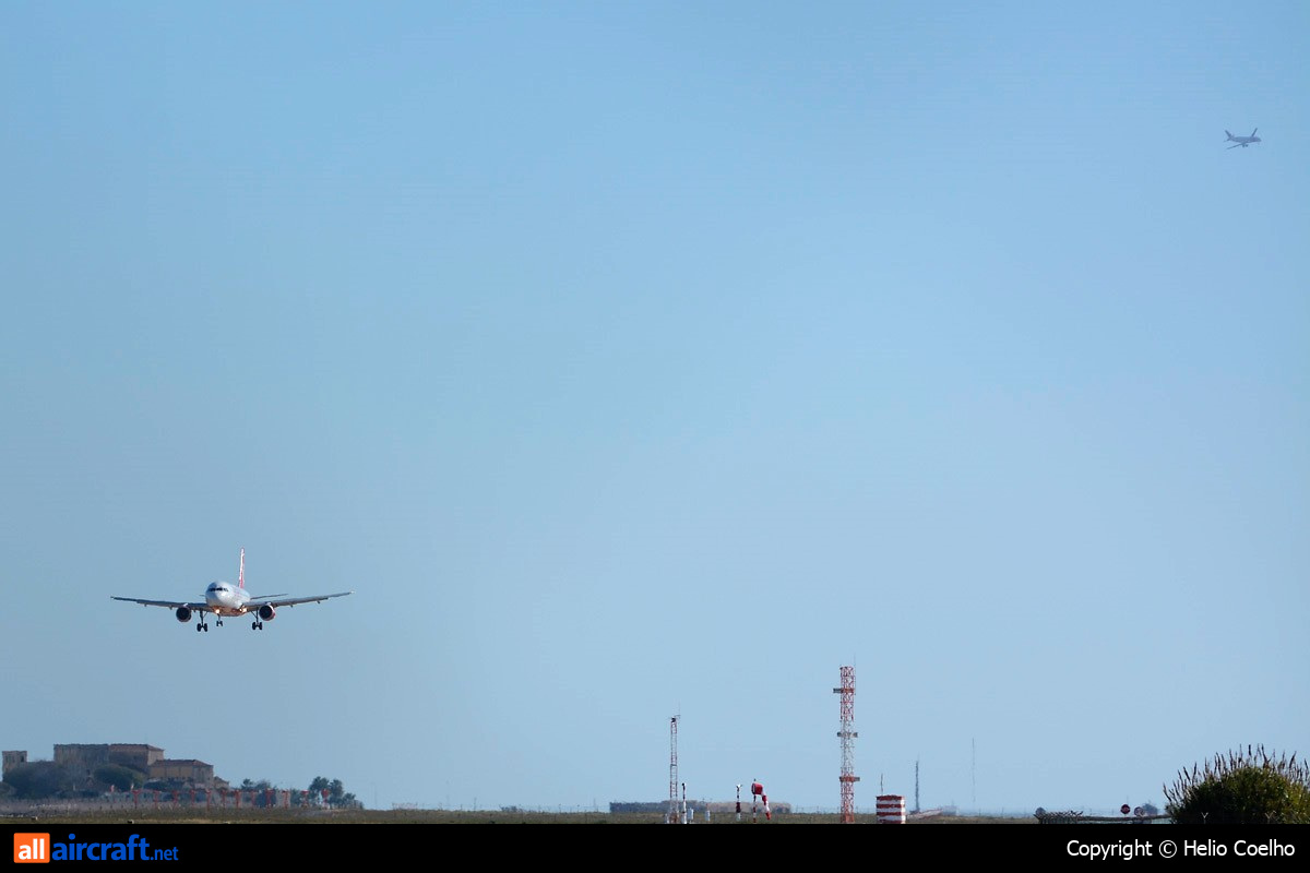 OE-LED · Airbus A320-214 · (FAO / LPFR)