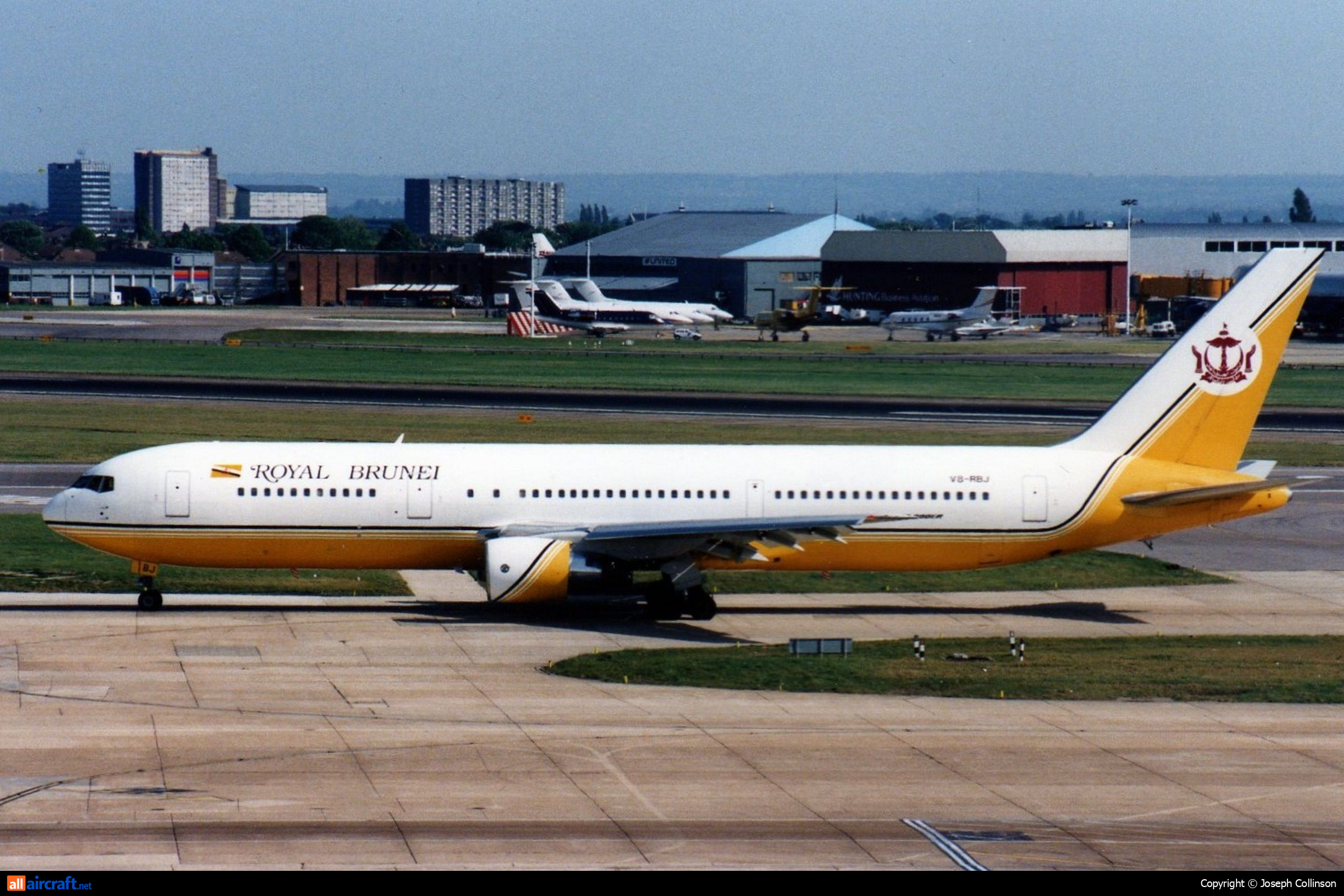 V8-RBJ · Boeing 767-33A/ER · (LHR / EGLL)