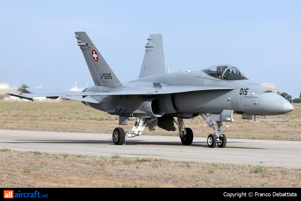 J-5015 · McDonnell Douglas F/A-18C Hornet · (MLA / LMML)